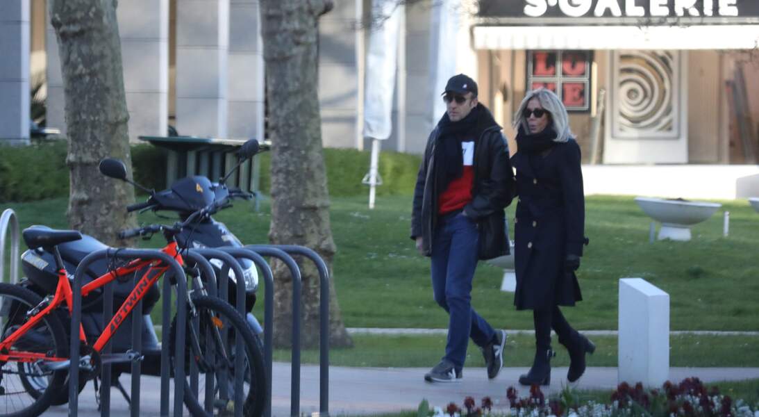 Pour cette sortie loin des grands meetings, Emmanuel Macron a revêtu un jean brut avec un sweat bleu, blanc et rouge