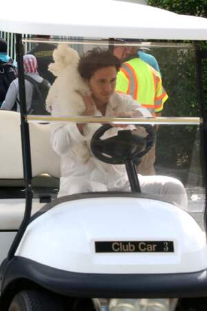 Brooklyn Beckham heureux à bord d'une voiturette de golf portant un ensemble blanc en soie, ce 9 avril 
