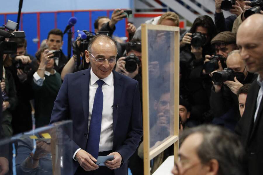Le candidat d’extrême droite s’est fait photographier à la sortie de l’isoloir dans un costume bleu marine, assorti à sa cravate jonchée de pois blancs, le 10 avril (Paris)