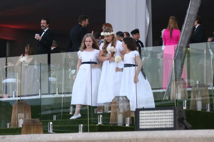 Harper Beckham angélique dans une robe blanche au mariage de son frère, à Palm Beach en Floride le 9 avril 