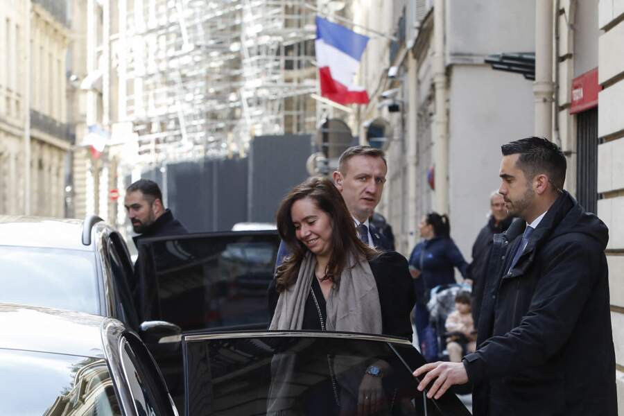 Sarah Knafo a été aperçue rentrant dans une voiture après avoir voté pour le premier tour à Paris le 10 avril 2022
