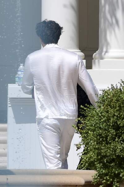 Brooklyn Beckham vêtu d'un ensemble blanc en soie quelques heures avant son mariage avec Nicola Peltz 