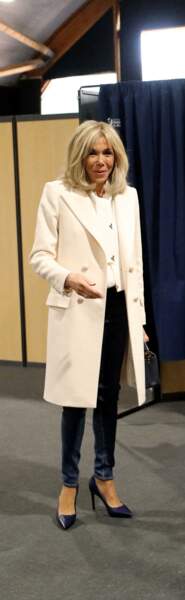 Brigitte Macron très élégante en manteau mi-long crème, blouse lavallière lors du premier tour de l'élection présidentielle au Touquet le 10 avril 2022.