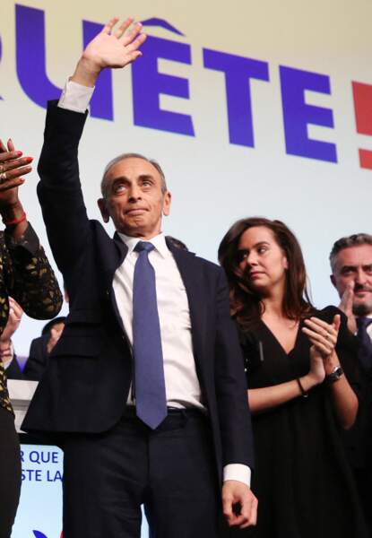 Eric Zemmour, saluant la foule, aux côtés de Sarah Knafo au soir du premier tour des élections présidentielles 2022 à la Mutualité à Paris le 10 avril 2022.
