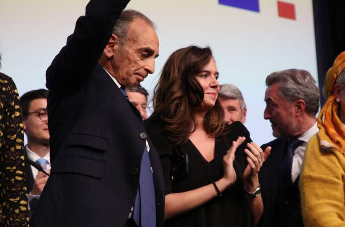 Eric Zemmour, la main levée, et Sarah Knafo au soir du premier tour des élections présidentielles 2022 à la Mutualité à Paris le 10 avril 2022.

