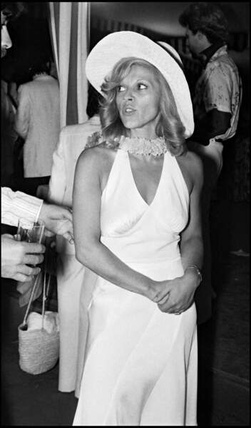 Nicoletta rivalise d'élégance dans une combinaison blanche fluide lors d'une soirée à Paris en 1973.