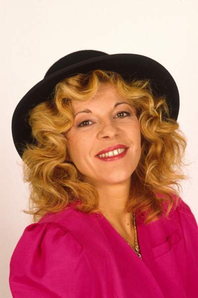 Nicoletta adepte des vestes aux épaules marquées surprend avec ce look coloré, en 1988.