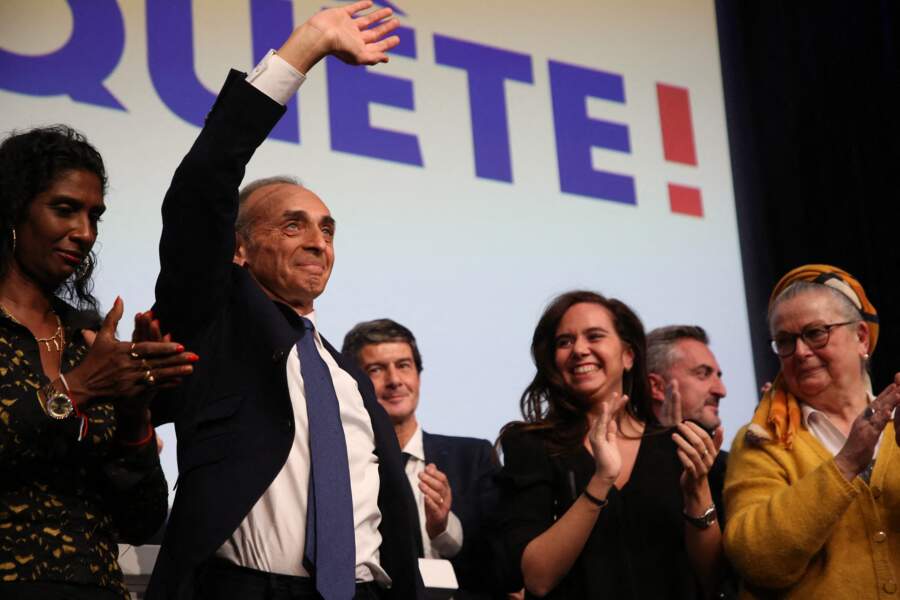 Eric Zemmour souriant et Sarah Knafo au soir du premier tour des élections présidentielles 2022 à la Mutualité à Paris le 10 avril 2022.