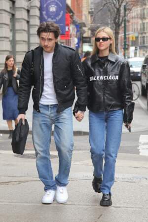 Brooklyn Beckham et sa compagne Nicola Peltz se baladent main dans la main dans les rues de New York. Brooklyn Beckham et sa compagne Nicola Peltz se baladent main dans la main dans les rues de New York. 