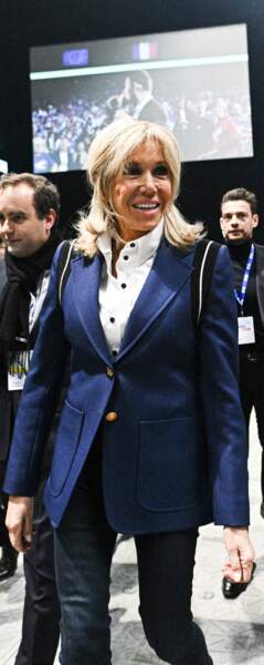 Brigitte Macron dans une blouse blanche, veste caban et jean slim le 2 Avril 2022 