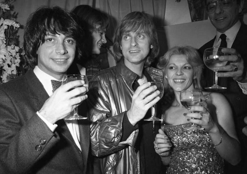 Nicoletta en compagnie des chanteurs Hervé Vilard et Dave avant de monter sur la scène de Bobino, à Paris, le 22 novembre 1979.