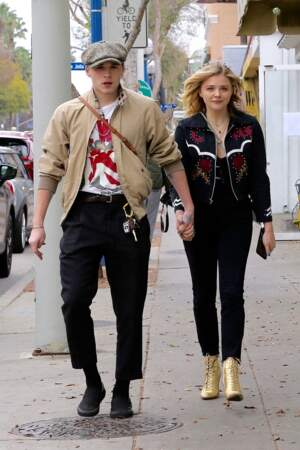 Chloë Grace Moretz se promène main dans la main avec son compagnon Brooklyn Beckham dans les rues de Los Angeles. 