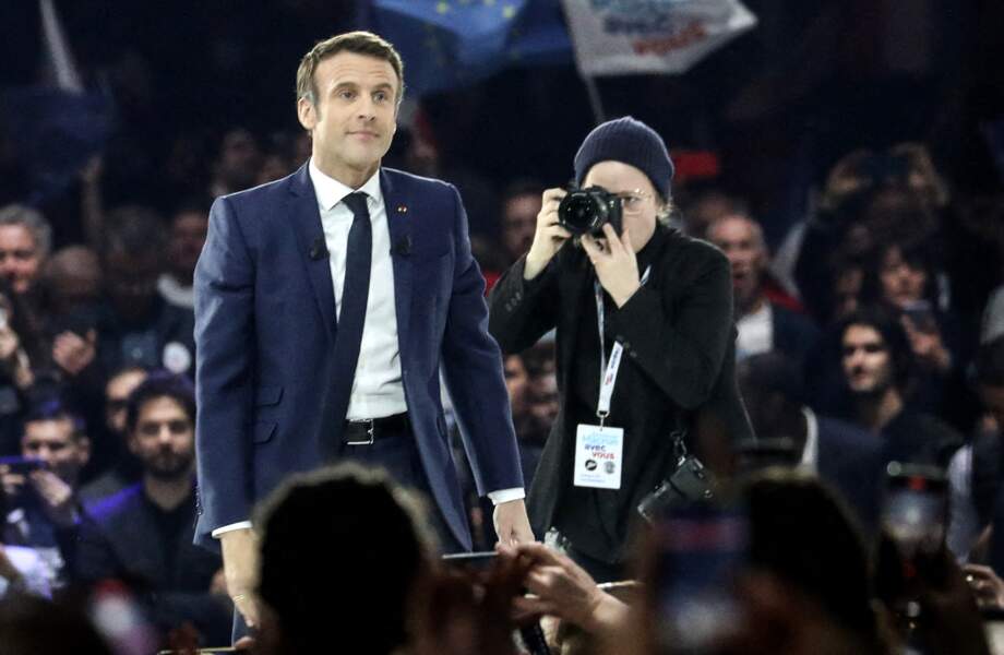 Soazig De La Moissonnière photographiant Emmanuel Macron lors de son meeting du 3 avril 2022, à la Défense Arena