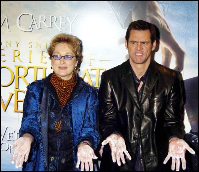 En 2004, Meryl Streep et Jim Carrey laissent la trace de leurs mains au Leicester Square, à Londes.