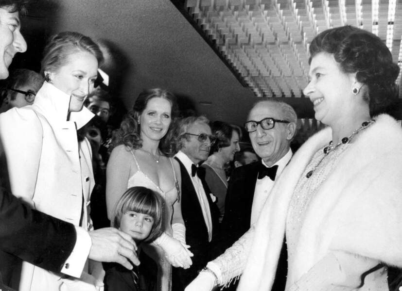 En 1980, Meryl Streep rencontre la reine Elisabeth II d'Angleterre après la projection du film "Kramer contre Kramer".