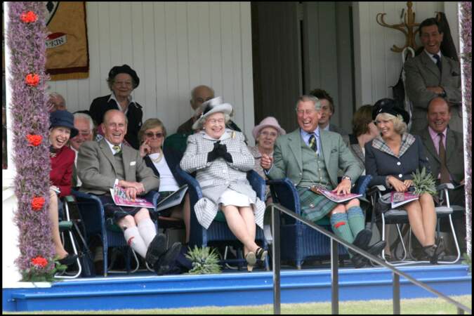 Le prince Philip, la reine Elizabeth II, le prince Charles et son épouse Camilla, aux Jeux de Braemar, en 2008.