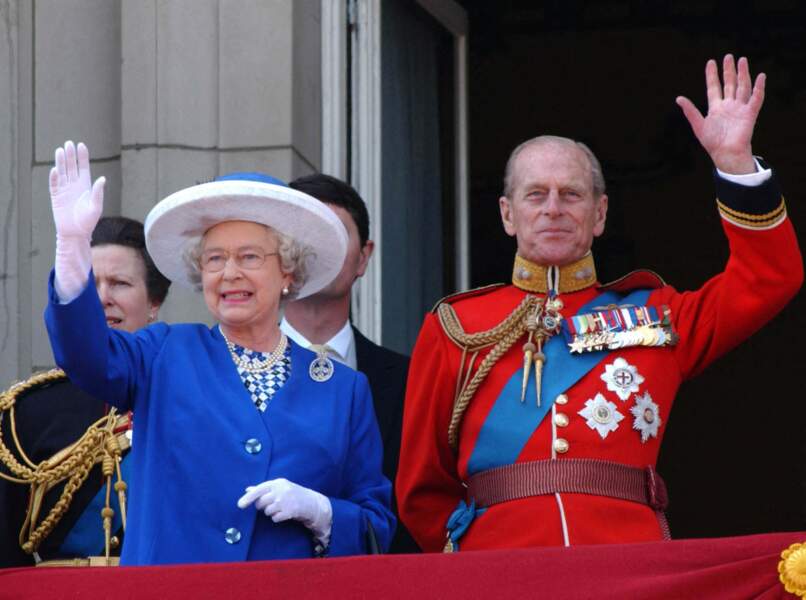 La reine Elizabeth II et le prince Philip au balcon de Buckingham Palace, après le défilé Trooping The Colour, à Londres, en 2003.