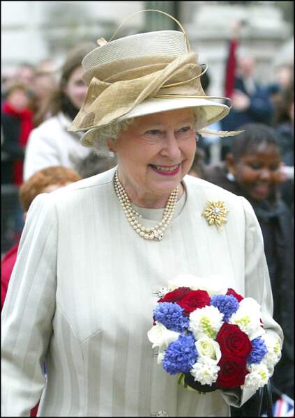 La reine Elizabeth inaugure le musée Churchill, à Londres, le 10 février 2005.
