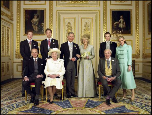 Elizabeth II pose au côté des deux mariés pour la photo officielle, à Windsor, le 9 avril 2005.