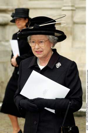 La reine Elizabeth lors du service religieux rendu à la défunte princesse Margaret, à l'abbaye de Westminster, à Londres, le 20 avril 2002.