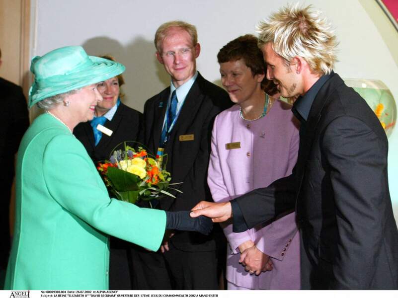 La reine Elizabeth II salue David Beckham, durant l'ouverture des 17e Jeux du Commonwealth, à Manchester, en 2002.