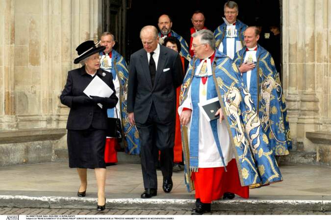 La reine Elizabeth II et le prince Philip, lors du service religieux rendu à la princesse Margaret après sa mort, à l'abbaye de Westminster, à Londres, le 20 avril 2002.
