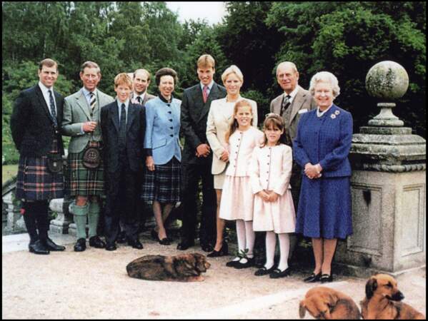La reine Elizabeth II, entourée des membres de sa famille, à Balmoral, en 1999.