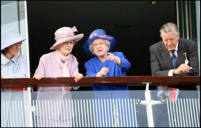 La reine Elizabeth II, accompagnée de la princesse Alexandra et de Sir Michael Oswald, au derby d'Epsom, le 2 juin 2007.