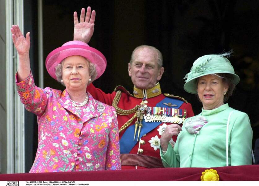 La reine Elizabeth II, le prince Philip et la princesse Margaret, au balcon du balcon de Buckingham Palace, à Londres, en 2000.