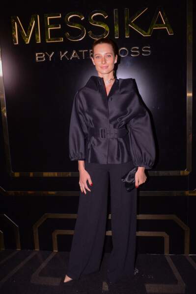  Ilona Smet en total look noir satiné lors de la soirée de présentation de la collection Messika by Kate Moss à l'hôtel Ritz à Paris le 3 octobre 2021.