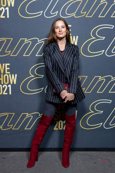 Ilona Smet stylée en blazer rayé et cuissardes en daims rouges au défilé Etam Live Show 2021 à l'Opéra Garnier à Paris le 4 octobre 2021.