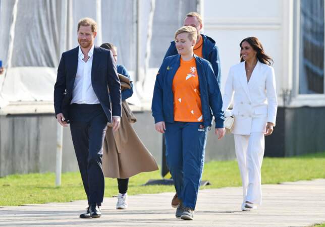 Le prince Harry et Meghan Markle rayonnants pour leur retour en Europe, le 15 avril 2022.
