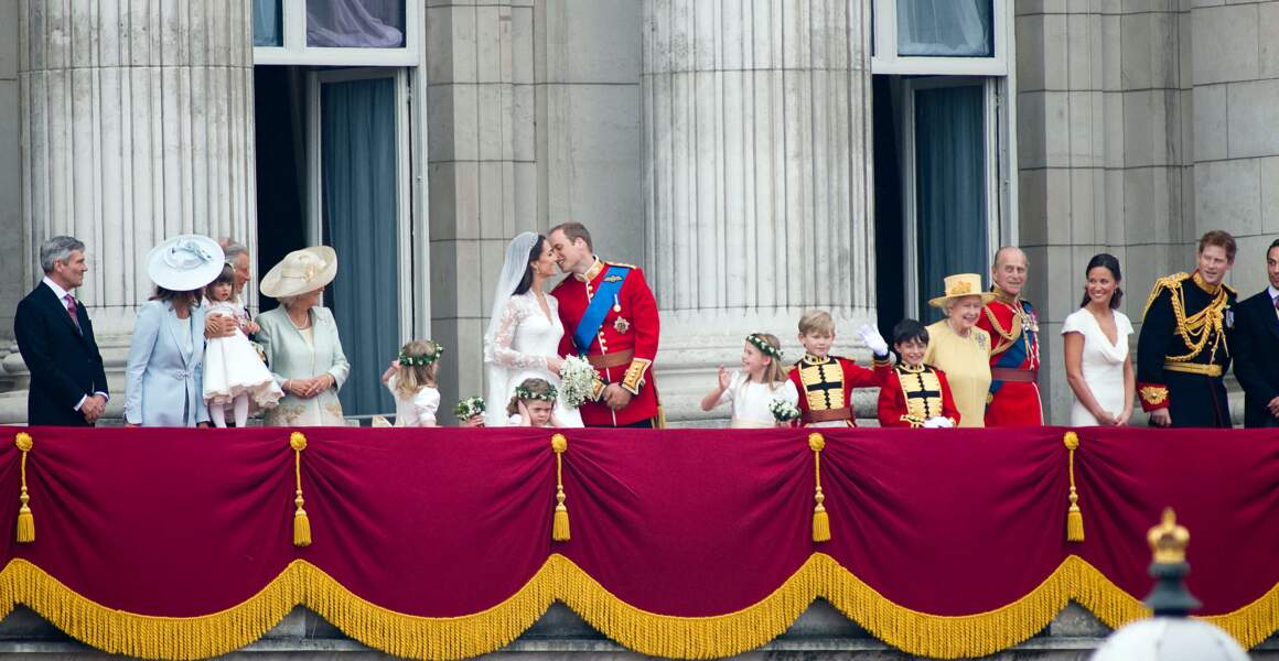 La reine Elizabeth se tient au côté des jeunes mariés, au balcon du palais de Buckingham, à Londres, le 29 avril 2011.