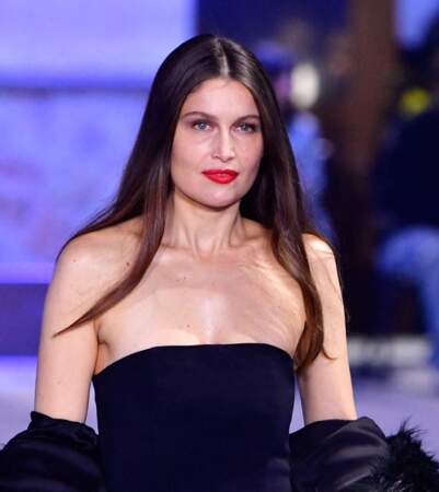 Laetitia Casta opte pour une bouche rouge flashy au défilé AMI - collection de prêt-à-porter automne-hiver 2022/2023 à la fashion week de Paris. Le 19 janvier 2022.