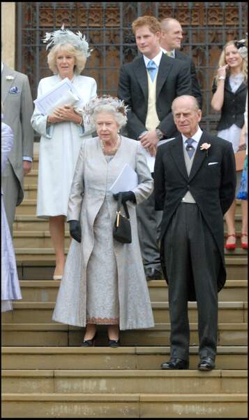 La reine Elizabeth II, entourée de Camilla Parker Bowles, du prince Harry et du prince Philip, au mariage de Peter Phillips et Autumn Kelly, à Windsor, le 17 mai 2008.