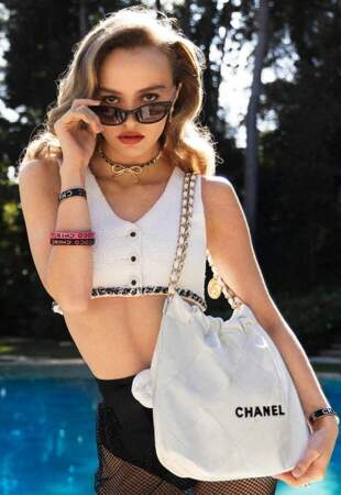 Lily-Rose Depp porte une lèvre rouge foncée lors de la nouvelle campagne Chanel 22, le 6 avril 2022. 