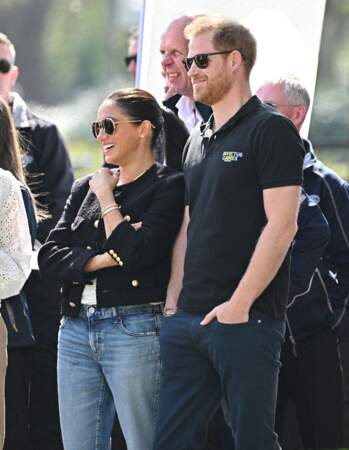 Le prince Harry et Meghan Markle en toute décontraction pour assister au  "Land Rover Challenge" au premier jour des Invictus Games 2020 à La Haye, le 16 avril 