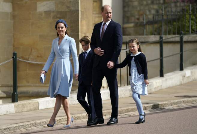 Dimanche 17 avril 2022, Kate Middleton a encore une fois fait sensation avec un look très printanier dominé par un joli bleu layette