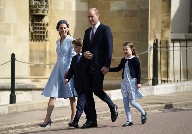 La princesse Charlotte, aperçue dans une adorable robe fleurie accessoirisée par un épais collant bleu layette ainsi que d’élégantes chaussures à boucles, le 17 avril 2022