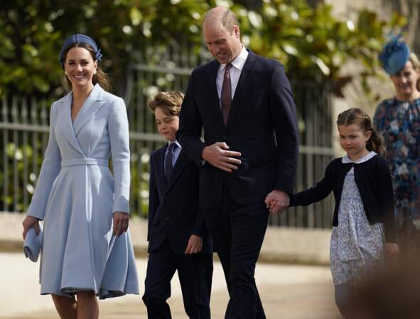 Le duc et la duchesse de Cambridge avec le prince George et la princesse Charlotte, assistant à l'office  de Pâques à la chapelle Saint-Georges du château de Windsor, le 17 avril 2022