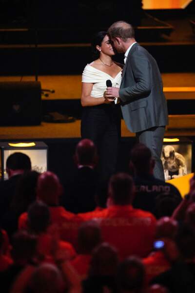Le prince Harry et Meghan Markle ont échangé un tendre baiser sur la scène néerlandaise.