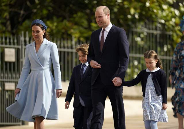 La famille royale était de sortie dimanche 17 avril pour un événement de taille. Le duc et la duchesse de Cambridge, ainsi que leur progéniture, se sont rendus au traditionnel service du dimanche de Pâques qui s’est déroulé dans la chapelle Saint-Georges de Windsor. 