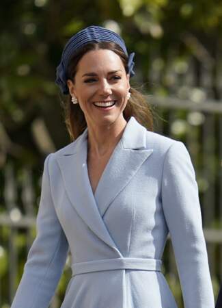 Pour sublimer cette pièce intemporelle, Kate Middleton a utilisé des accessoires dans un rappel de couleur : des talons aiguilles bleu charrette, ainsi qu’un serre-tête bleu barbeau