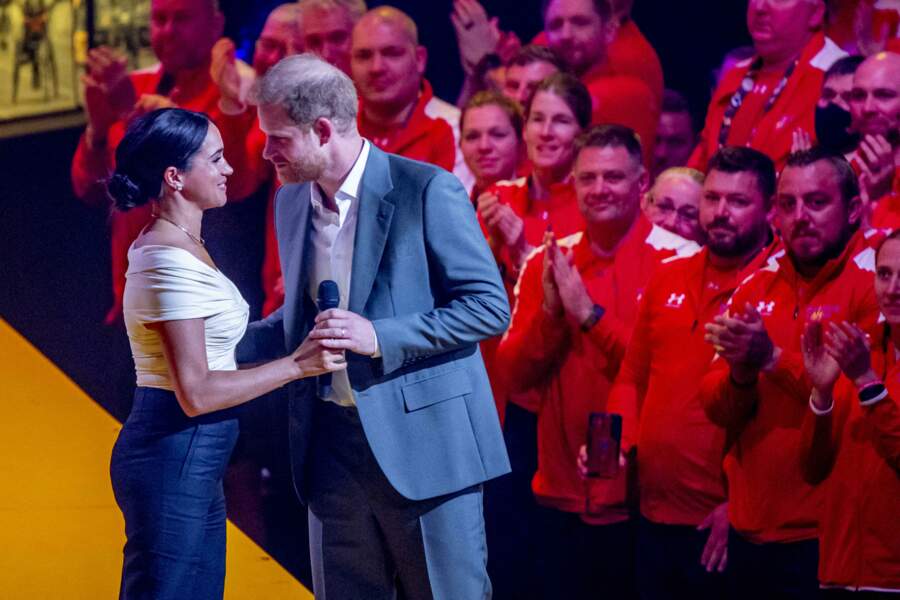 Le prince Harry a rejoint son épouse sur la scène. 