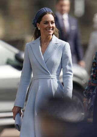 La compagne du prince William s’est affichée dans une magnifique robe péplum signée Emilia Wickstead qu’elle avait déjà portée en 2017 lors d’une visite officielle au Luxembourg, dimanche 17 avril 2022