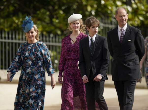 La comtesse de Wessex, Lady Louise Mountbatten-Windsor, le vicomte Severn et le comte de Wessex assistant au service des matines de Pâques à la chapelle Saint-Georges de Windsor, le 17 avril 2022. 