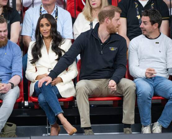 Le prince Harry a posé sa main à plusieurs reprises sur le genou de son épouse lors de la finale d'athlétisme des Invictus Games, le 17 avril 2022