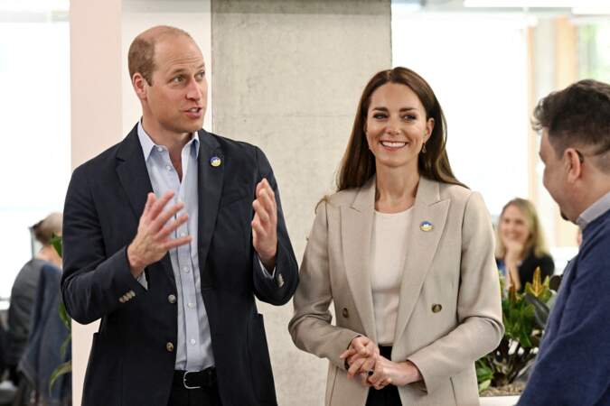 Kate Middleton craque pour une tenue de working girl à la rencontre de bénévoles à Londres, le 21 avril 2022. 