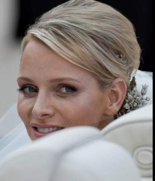 Charlene de Monaco craque pour plusieurs petits piercings d'oreilles souvent ornés de strass. 