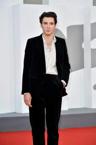 Vincent Lacoste est également attendu au 75e Festival de Cannes, étant au casting de "Fumer fait tousser"